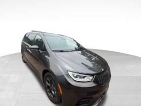 Used 2022 Chrysler Pacifica Limited w/ Uconnect Theater Family Group FWD image 2