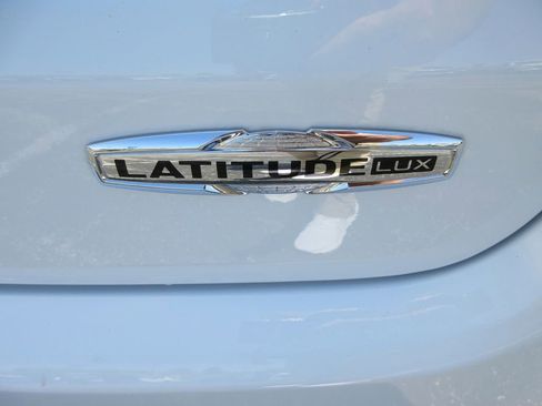 Used 2024 Jeep Compass Latitude w/ Sun and Sound Group AWD/4WD image 11