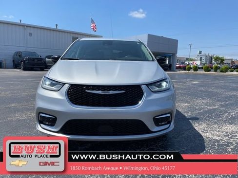 Used 2024 Chrysler Pacifica Touring-L FWD image 3