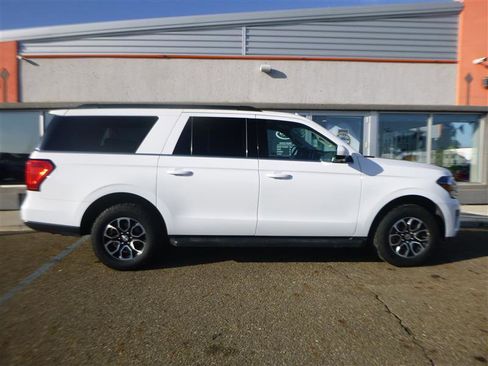 Used 2024 Ford Expedition Max XLT image 4