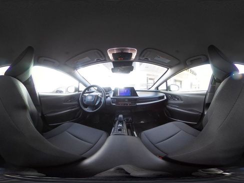 Used 2025 Toyota Prius LE image 38