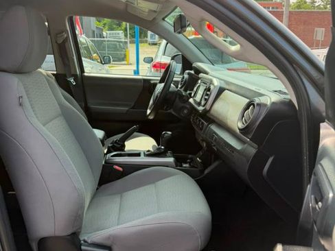 Used 2017 Toyota Tacoma SR5 w/ Tow Package AWD/4WD image 19