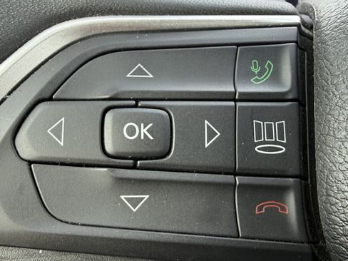 Used 2023 Jeep Grand Cherokee L Laredo image 31