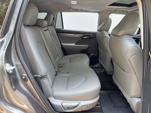 Used 2024 Toyota Highlander Limited AWD/4WD image 43