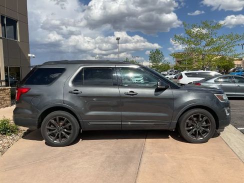 Used 2017 Ford Explorer XLT w/ Equipment Group 202A AWD/4WD image 8