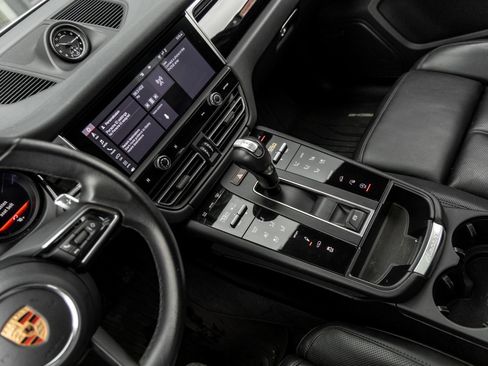 Certified 2024 Porsche Macan AWD/4WD image 30