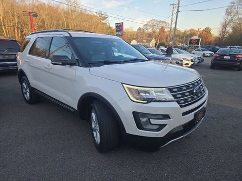 Used 2017 Ford Explorer XLT w/ Equipment Group 202A image 3