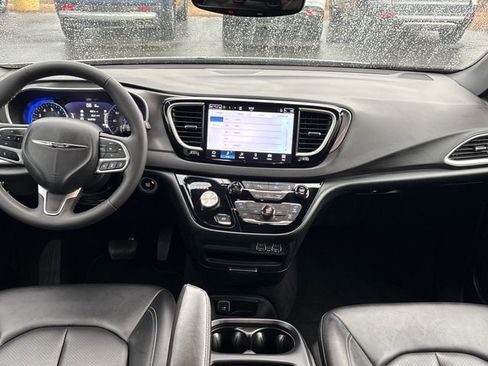 Used 2025 Chrysler Pacifica Select image 12