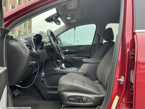 Used 2020 Chevrolet Equinox LT w/ Driver Convenience Package image 9