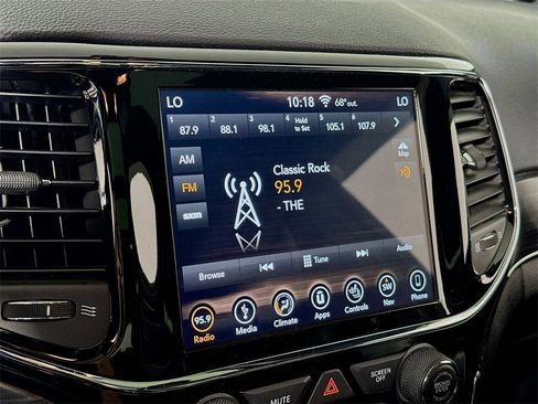 Used 2019 Jeep Grand Cherokee Limited w/ Luxury Group II image 9