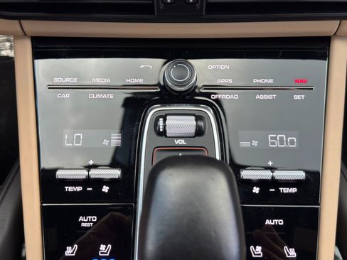 Used 2020 Porsche Cayenne Turbo AWD/4WD image 32
