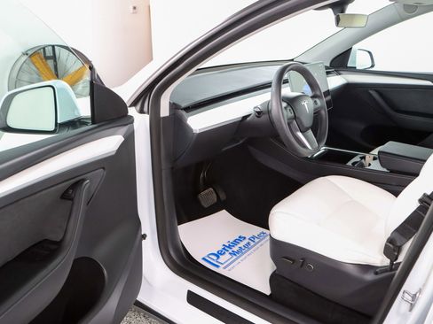 Used 2025 Tesla Model Y Long Range image 3