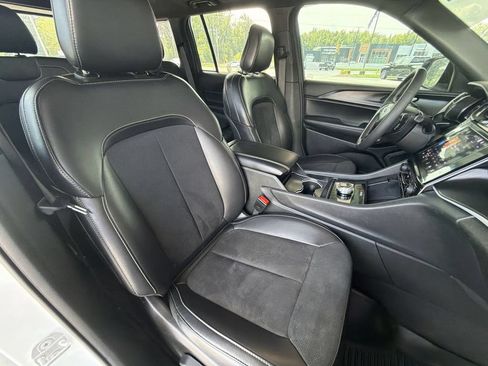 Used 2025 Jeep Grand Cherokee Altitude AWD/4WD image 29