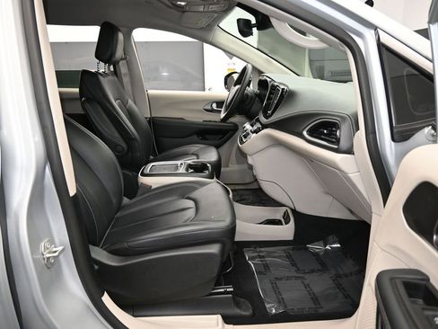 Used 2024 Chrysler Pacifica Select image 50