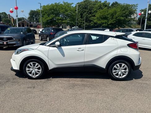 Used 2019 Toyota C-HR LE FWD image 4