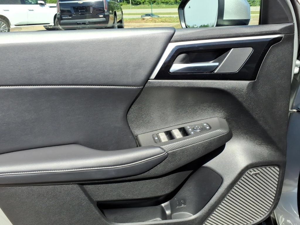 Used 2025 Mitsubishi Outlander SE AWD/4WD image 3