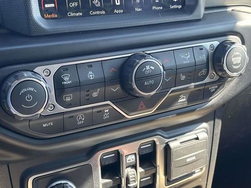 Used 2022 Jeep Wrangler Unlimited Sahara w/ LED Lighting Group image 31