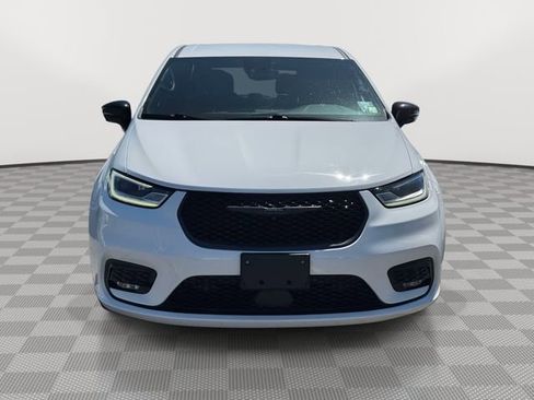 Used 2024 Chrysler Pacifica Limited FWD image 2