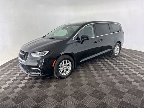 Used 2023 Chrysler Pacifica Touring-L FWD image 4