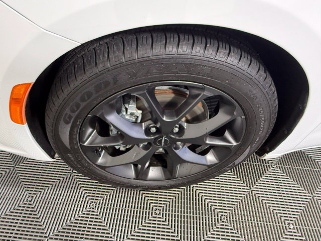 Used 2025 Chrysler Pacifica Limited FWD image 13