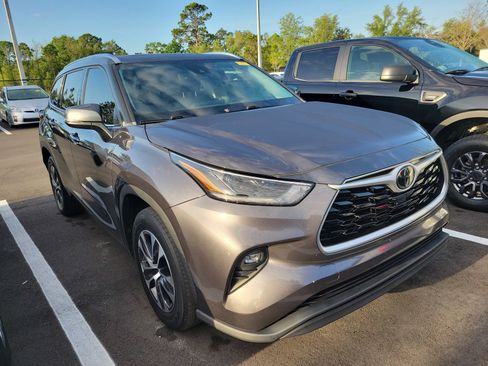Used 2021 Toyota Highlander XLE image 2