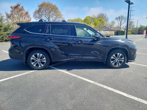 Used 2021 Toyota Highlander XLE AWD/4WD image 6