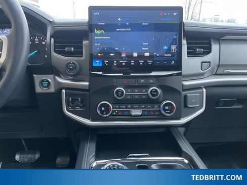 Used 2022 Ford Expedition XLT image 32