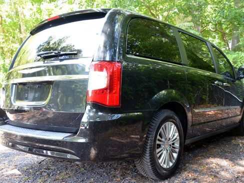 Used 2015 Chrysler Town & Country Touring-L w/ Driver Convenience Group FWD image 7