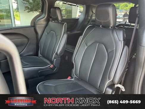 Used 2025 Chrysler Pacifica Limited FWD image 16