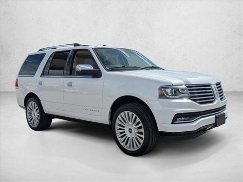 Used 2017 Lincoln Navigator Reserve AWD/4WD image 3