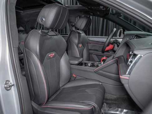 Used 2023 Bentley Bentayga Plug-In Hybrid image 16