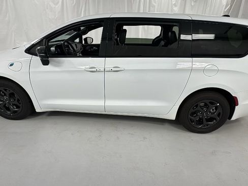 Used 2024 Chrysler Pacifica Select image 6