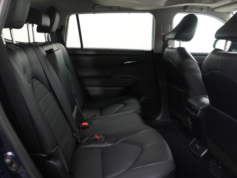 Used 2022 Toyota Highlander XLE image 12