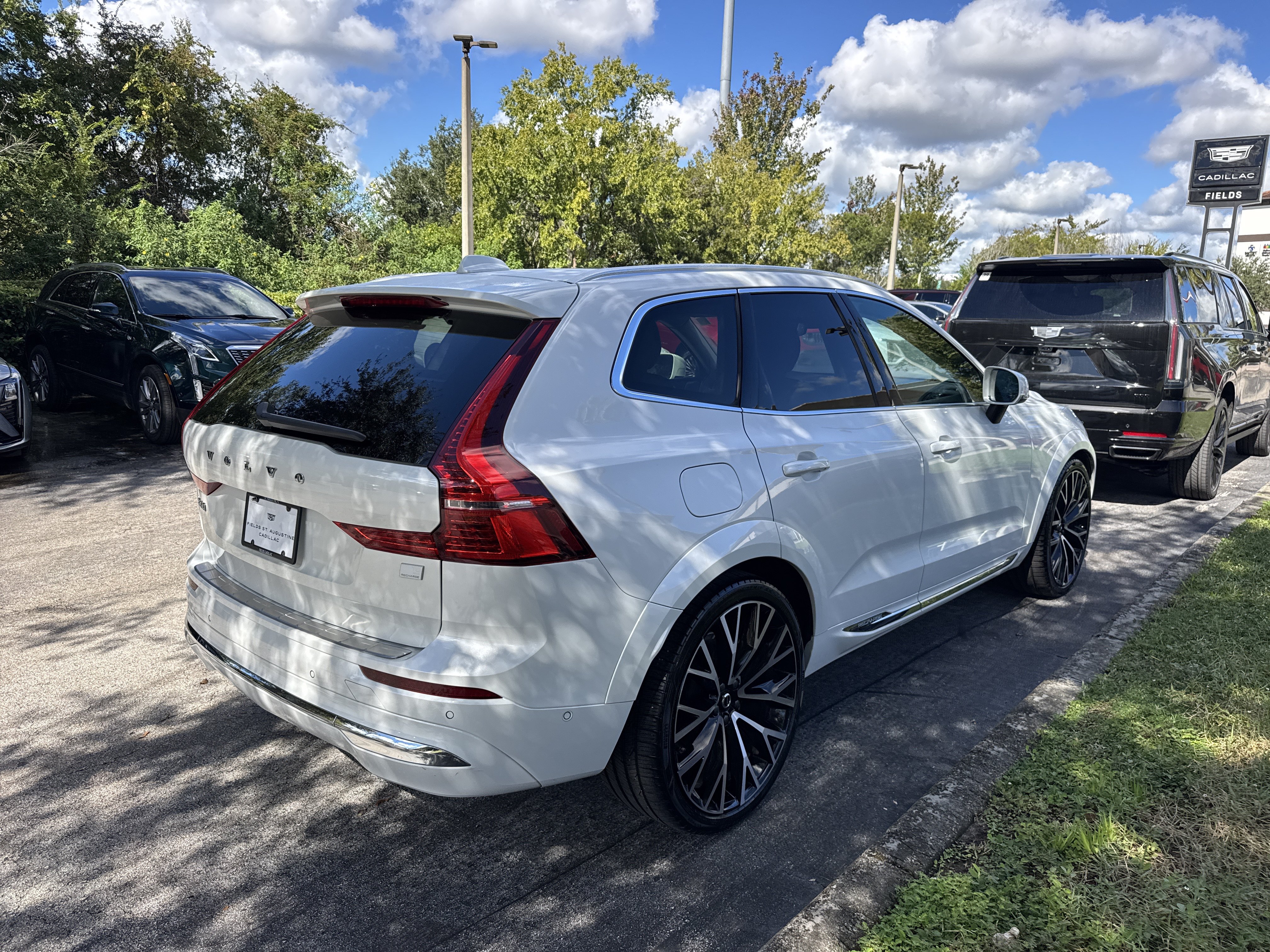 Used 2022 Volvo XC60 T8 Inscription w/ Advanced Package AWD/4WD image 3