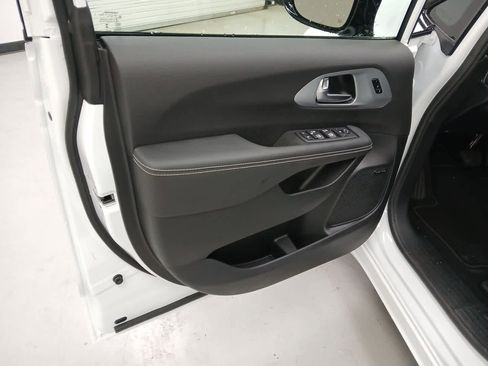 New 2026 Chrysler Pacifica Limited w/ Uconnect Theater Family Group image 8