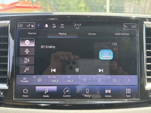 Used 2022 Chrysler Pacifica Touring-L FWD image 16
