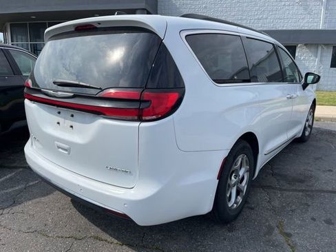 Used 2023 Chrysler Pacifica Limited FWD image 2