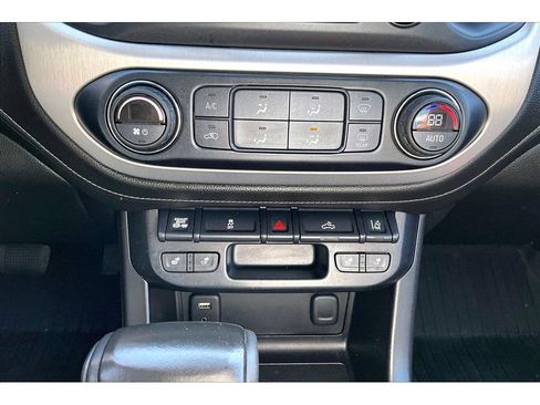 Used 2016 GMC Canyon SLT image 28