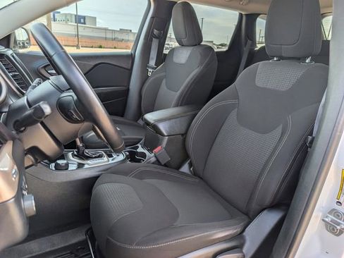 Used 2017 Jeep Cherokee Latitude w/ Cold Weather Group AWD/4WD image 23