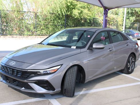 Used 2025 Hyundai Elantra SEL FWD image 1