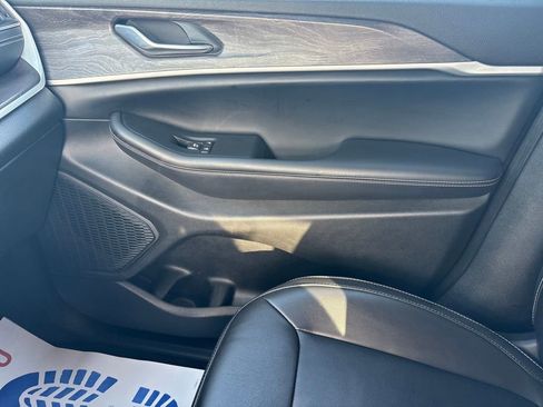 Used 2023 Jeep Grand Cherokee Limited image 24