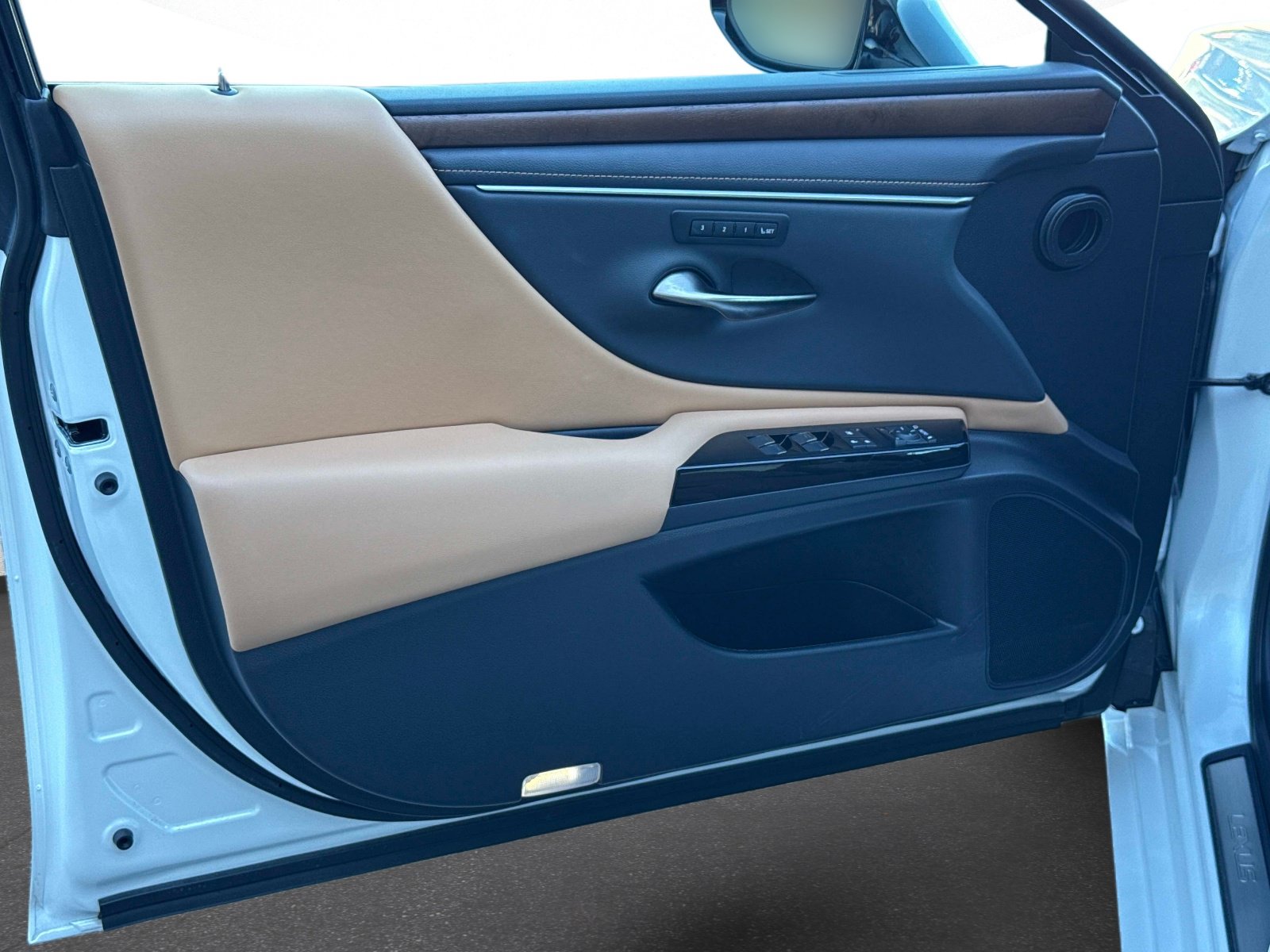 Used 2024 Lexus ES 300h w/ Premium Package FWD image 18