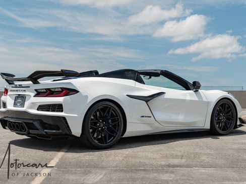 Used 2024 Chevrolet Corvette Z06 RWD image 4