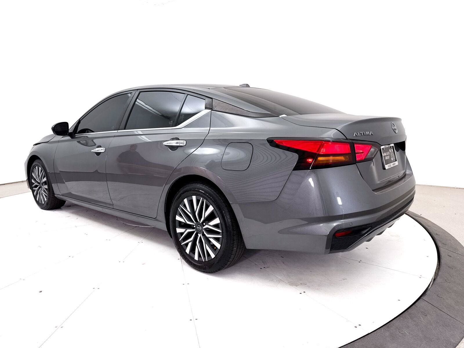 Used 2024 Nissan Altima 2.5 SV FWD image 13