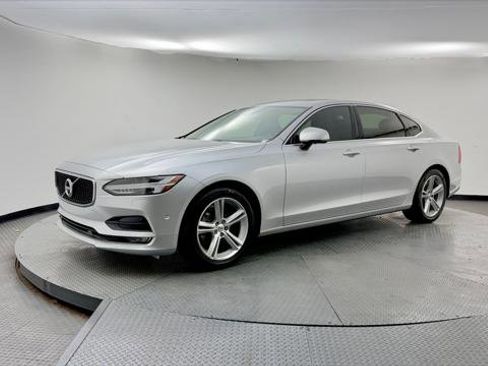 Used 2018 Volvo S90 T5 Momentum w/ Convenience Package FWD image 2