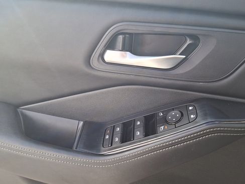 Certified 2024 Nissan Rogue SV FWD image 17