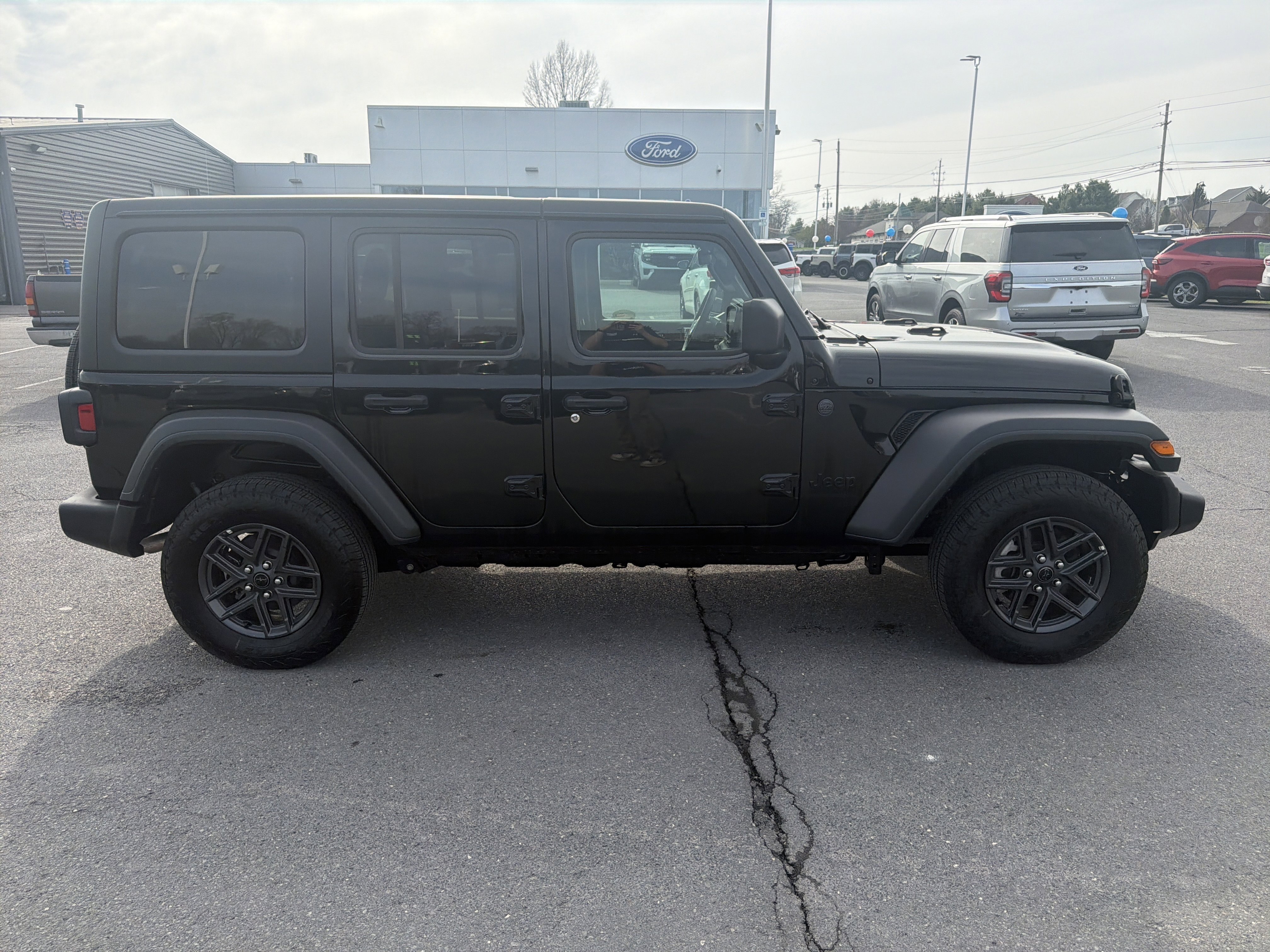Used 2025 Jeep Wrangler Unlimited Sport AWD/4WD image 2