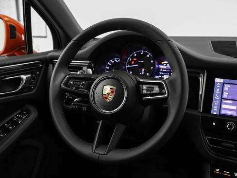 Certified 2025 Porsche Macan image 28
