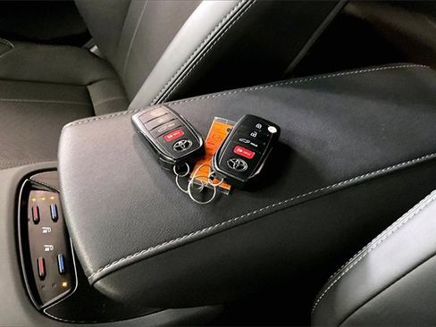 Used 2023 Toyota Venza Limited image 34