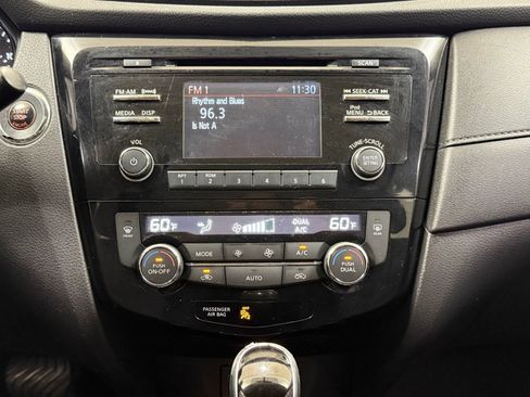 Used 2017 Nissan Rogue SV FWD image 27